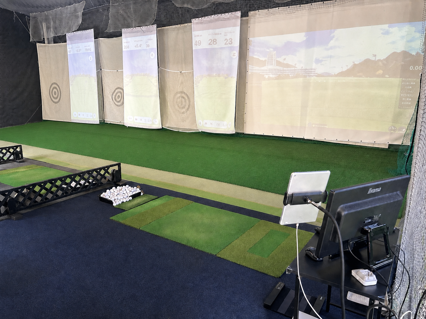 UTB GOLF STUDIOの5打席の室内練習スペース