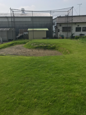 天然芝とバンカーの屋外練習場